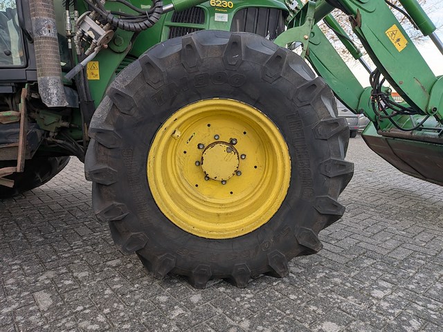 Land- of bosbouwtrekker met voorlader en grondbak john deere, 6230 premium, bouwjaar 2007 - afbeelding 19 van  46
