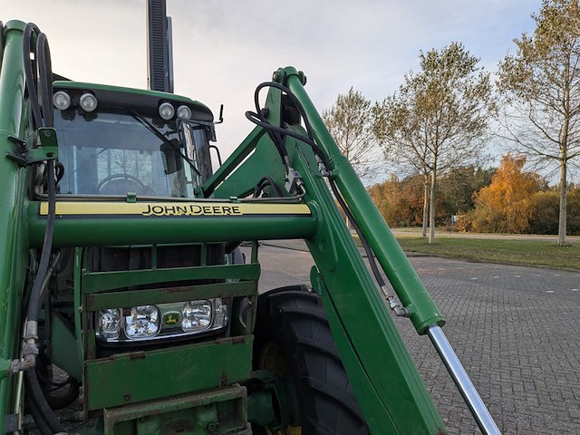 Land- of bosbouwtrekker met voorlader en grondbak john deere, 6230 premium, bouwjaar 2007 - afbeelding 25 van  46