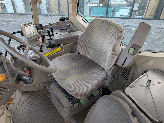 Land- of bosbouwtrekker met voorlader en grondbak john deere, 6230 premium, bouwjaar 2007 - afbeelding 28 van  46