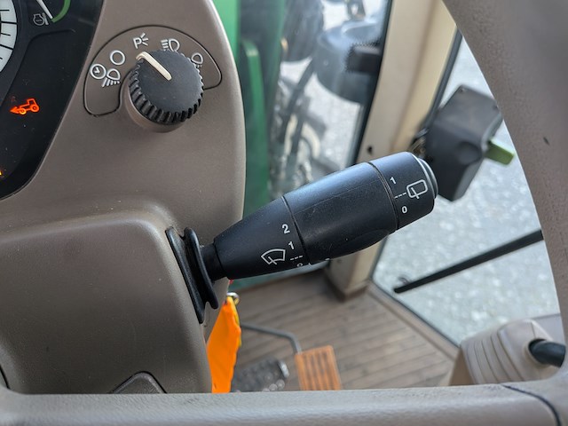 Land- of bosbouwtrekker met voorlader en grondbak john deere, 6230 premium, bouwjaar 2007 - afbeelding 33 van  46