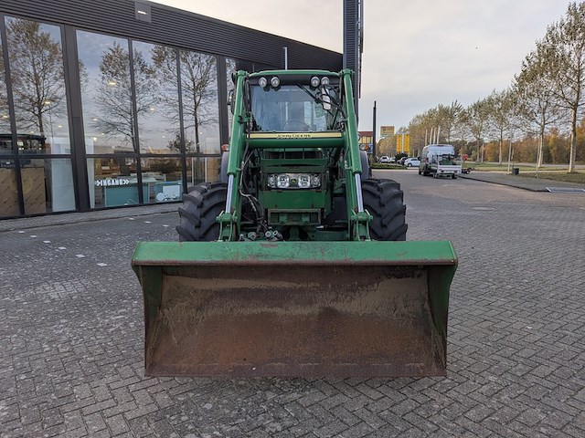 Land- of bosbouwtrekker met voorlader en grondbak john deere, 6230 premium, bouwjaar 2007 - afbeelding 23 van  46