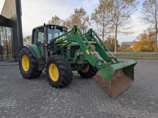 Land- of bosbouwtrekker met voorlader en grondbak john deere, 6230 premium, bouwjaar 2007 - afbeelding 34 van  46