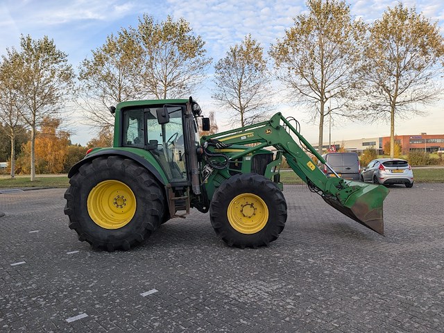 Land- of bosbouwtrekker met voorlader en grondbak john deere, 6230 premium, bouwjaar 2007 - afbeelding 42 van  46