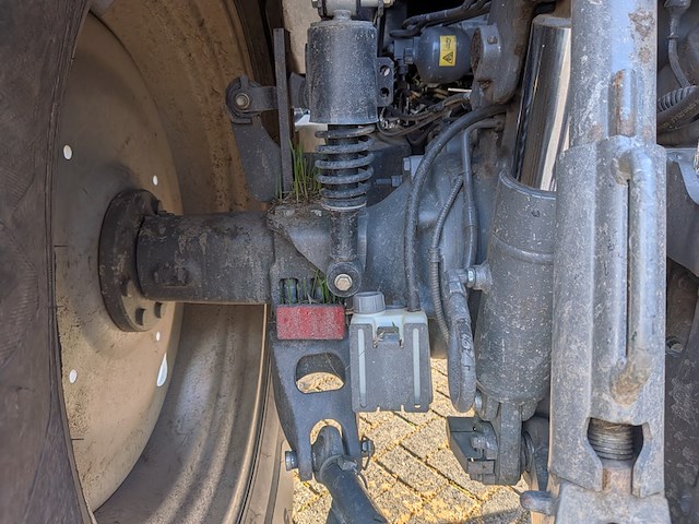 Land- of bosbouwtrekker met voorlader, massey ferguson, 5710 sl, 2016 - afbeelding 13 van  51