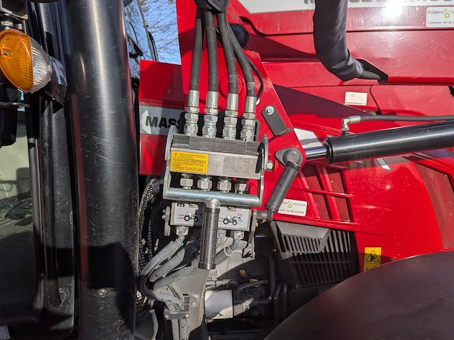 Land- of bosbouwtrekker met voorlader, massey ferguson, 5710 sl, 2016 - afbeelding 17 van  51