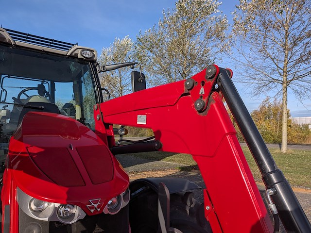 Land- of bosbouwtrekker met voorlader, massey ferguson, 5710 sl, 2016 - afbeelding 22 van  51