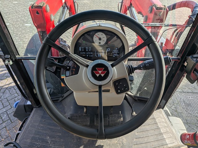 Land- of bosbouwtrekker met voorlader, massey ferguson, 5710 sl, 2016 - afbeelding 32 van  51