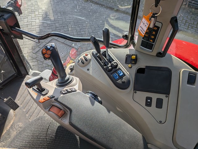 Land- of bosbouwtrekker met voorlader, massey ferguson, 5710 sl, 2016 - afbeelding 39 van  51