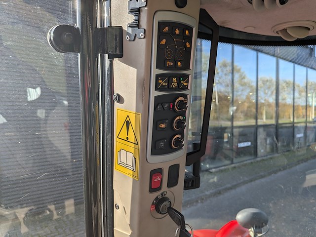 Land- of bosbouwtrekker met voorlader, massey ferguson, 5710 sl, 2016 - afbeelding 40 van  51