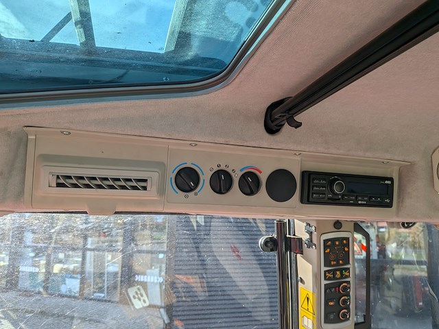 Land- of bosbouwtrekker met voorlader, massey ferguson, 5710 sl, 2016 - afbeelding 41 van  51