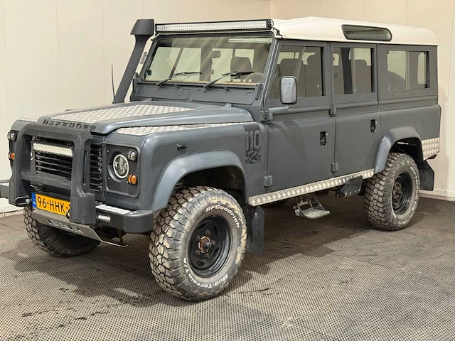 Land rover - defender - 110 - oldtimer - 1983 - afbeelding 32 van  37