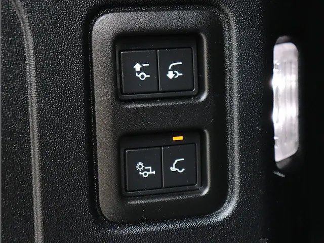 Land rover defender 2.0 p300 110 x-dynamic se | vkl-71-p - afbeelding 13 van  56