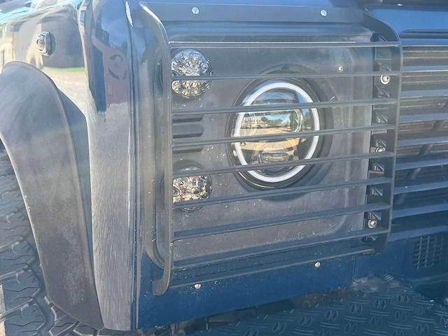 Land rover defender 2.5 td5 90" soft top 1999| kahn design | off road beast | vtt-57-k - afbeelding 17 van  30
