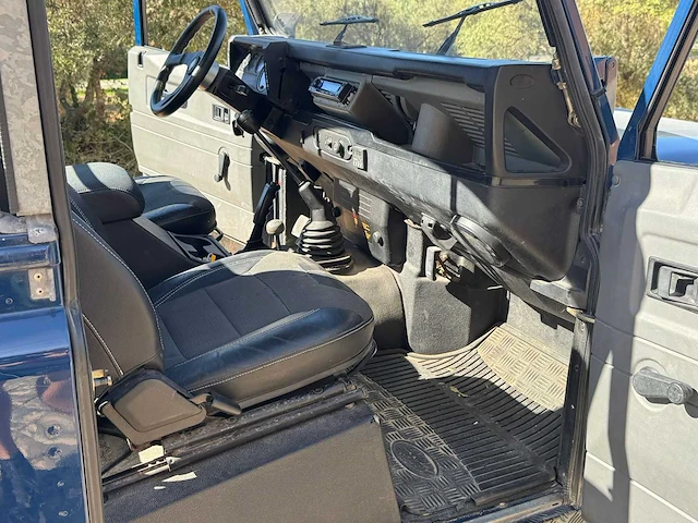 Land rover defender 2.5 td5 90" soft top 1999| kahn design | off road beast | vtt-57-k - afbeelding 27 van  30