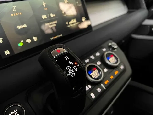 Land rover defender p400e se hybrid 404pk 2023 -fabrieksgarantie- - afbeelding 34 van  60