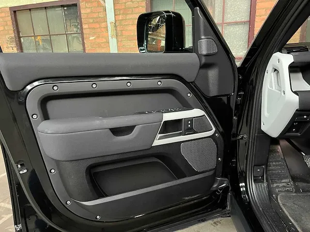 Land rover defender p400e se hybrid 404pk 2023 -fabrieksgarantie- - afbeelding 43 van  60