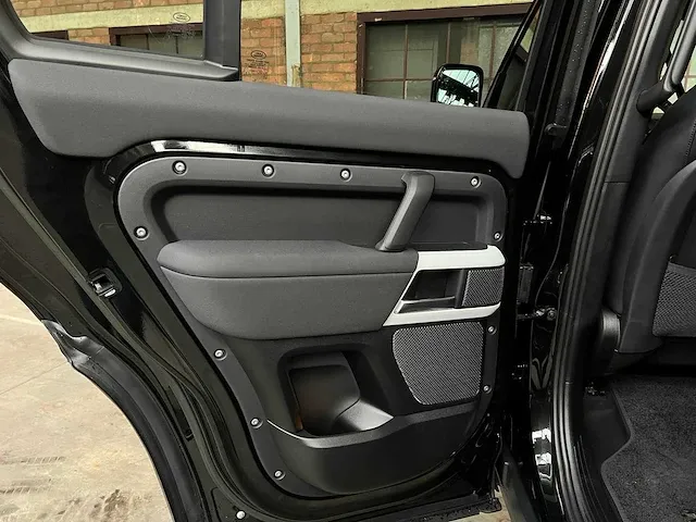 Land rover defender p400e se hybrid 404pk 2023 -fabrieksgarantie- - afbeelding 46 van  60