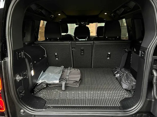 Land rover defender p400e se hybrid 404pk 2023 -fabrieksgarantie- - afbeelding 47 van  60