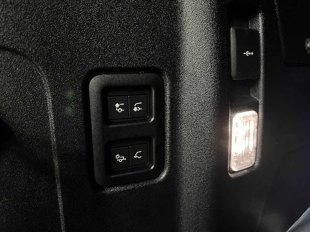 Land rover defender p400e se hybrid 404pk 2023 -fabrieksgarantie- - afbeelding 48 van  60