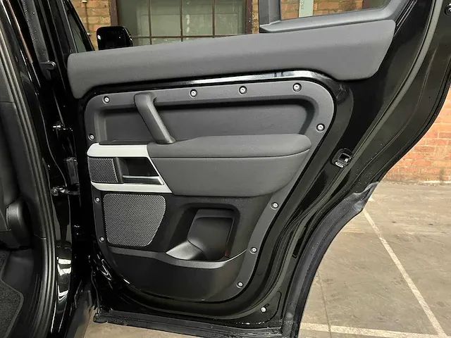 Land rover defender p400e se hybrid 404pk 2023 -fabrieksgarantie- - afbeelding 49 van  60