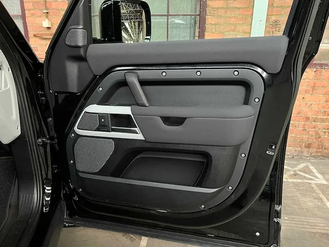Land rover defender p400e se hybrid 404pk 2023 -fabrieksgarantie- - afbeelding 50 van  60