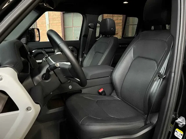 Land rover defender p400e se hybrid 404pk 2023 -fabrieksgarantie- - afbeelding 52 van  60