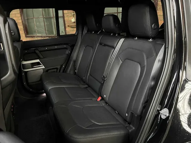 Land rover defender p400e se hybrid 404pk 2023 -fabrieksgarantie- - afbeelding 54 van  60