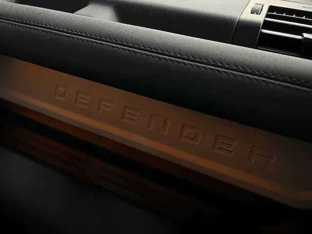 Land rover defender p400e se hybrid 404pk 2023 -fabrieksgarantie- - afbeelding 57 van  60
