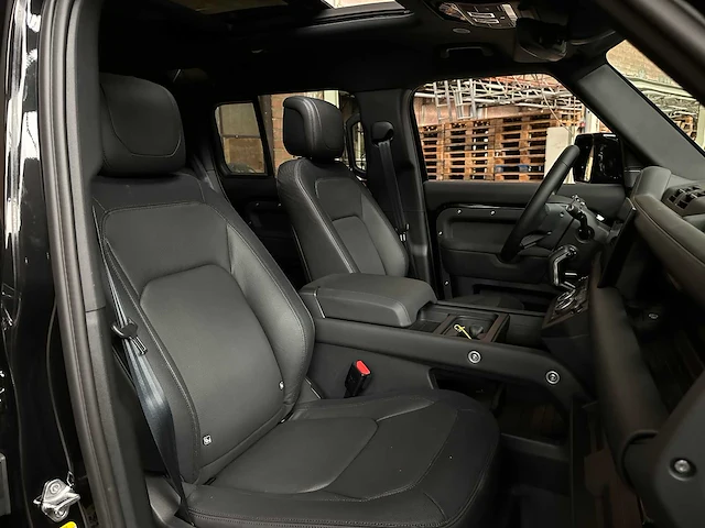 Land rover defender p400e x-dynamic hse 404pk 2024 (fabrieksgarantie) plug-in hybrid - afbeelding 29 van  35