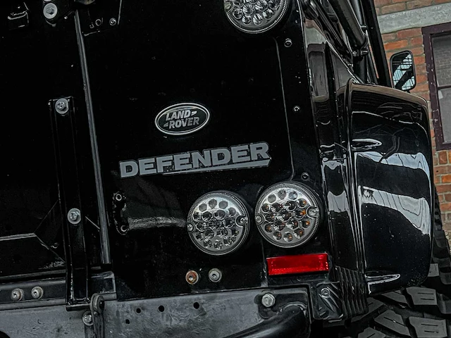 Land rover defender (special vehicle operations svx ‘spectre’ look) 2.5 td5 110 sw g4 122pk 2004 (origineel-nl), 69-nv-zh - afbeelding 10 van  45