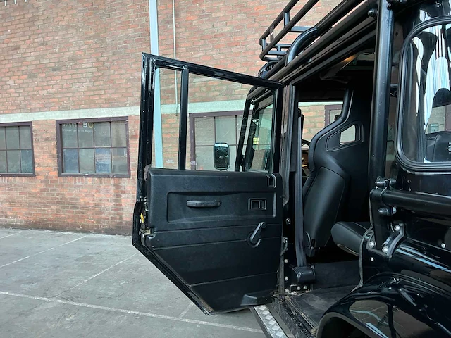 Land rover defender (special vehicle operations svx ‘spectre’ look) 2.5 td5 110 sw g4 122pk 2004 (origineel-nl), 69-nv-zh - afbeelding 30 van  45
