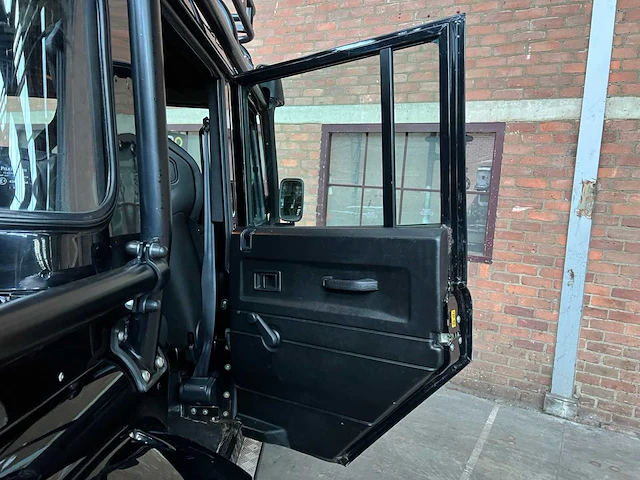 Land rover defender (special vehicle operations svx ‘spectre’ look) 2.5 td5 110 sw g4 122pk 2004 (origineel-nl), 69-nv-zh - afbeelding 32 van  45