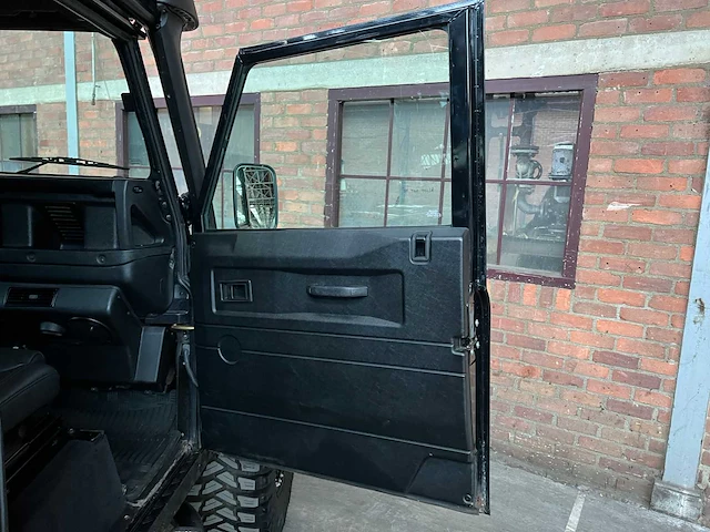 Land rover defender (special vehicle operations svx ‘spectre’ look) 2.5 td5 110 sw g4 122pk 2004 (origineel-nl), 69-nv-zh - afbeelding 33 van  45