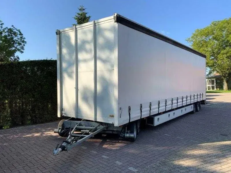 Landbouw-, grondverzetmachines en stalinrichting