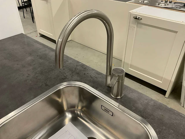 Landelijk hoekkeuken met vaatwasser koelkast stoom combimagnetron en inductie kookplaat - afbeelding 4 van  16