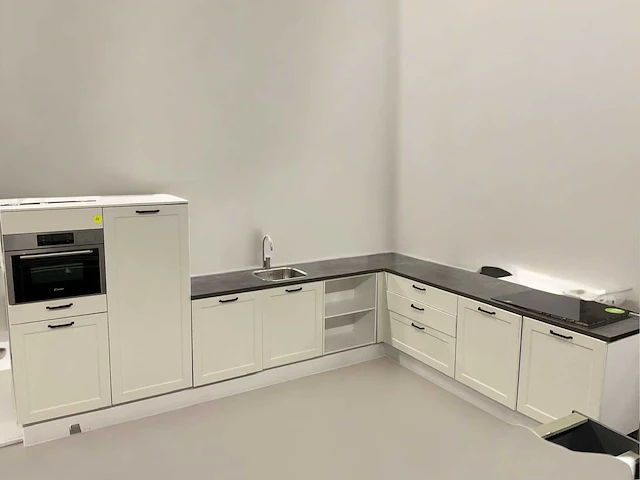 Landelijk hoekkeuken met vaatwasser koelkast stoom combimagnetron en inductie kookplaat - afbeelding 1 van  16