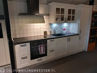 Landelijke showroom keuken met inbouwapparatuur stockholm witlak