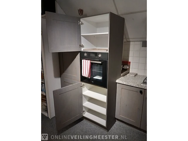 Landelijke showroom keuken met inbouwapparatuur tristar stockholm, levergrijs - afbeelding 10 van  61