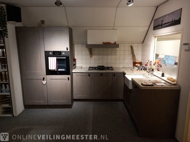 Landelijke showroom keuken met inbouwapparatuur tristar stockholm, levergrijs - afbeelding 1 van  61