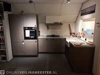 Landelijke showroom keuken met inbouwapparatuur tristar stockholm, levergrijs