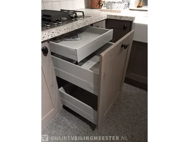 Landelijke showroom keuken met inbouwapparatuur tristar stockholm, levergrijs - afbeelding 39 van  61