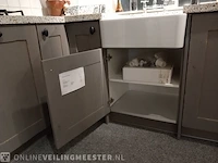 Landelijke showroom keuken met inbouwapparatuur tristar stockholm, levergrijs - afbeelding 48 van  61