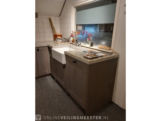 Landelijke showroom keuken met inbouwapparatuur tristar stockholm, levergrijs - afbeelding 59 van  61