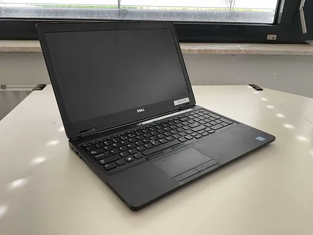Laptop - dell - latitude 5590 - afbeelding 1 van  7