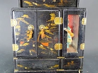 Laqué chinees houten juwelenkistje met muziekdoosje met draaiende geisha - afbeelding 1 van  5