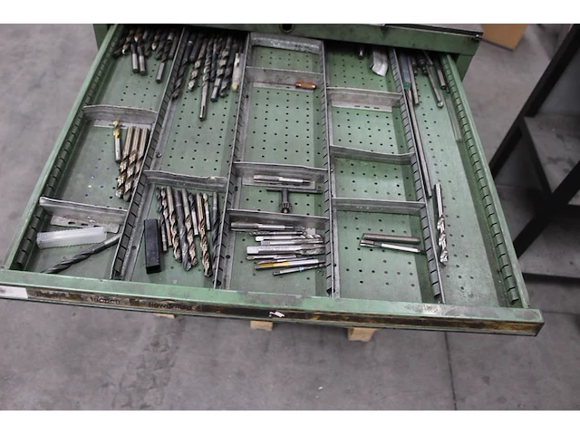 Lasaccessoires, potboren, draadtappers, schuurbanden, etc. in metalen ladekast. afmeting 72 x 73 x 100 cm. - afbeelding 2 van  8