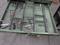 Lasaccessoires, potboren, draadtappers, schuurbanden, etc. in metalen ladekast. afmeting 72 x 73 x 100 cm. - afbeelding 2 van  8