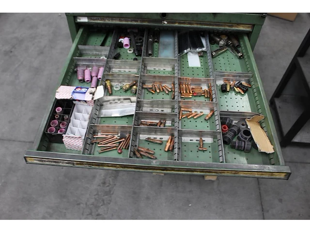 Lasaccessoires, potboren, draadtappers, schuurbanden, etc. in metalen ladekast. afmeting 72 x 73 x 100 cm. - afbeelding 3 van  8