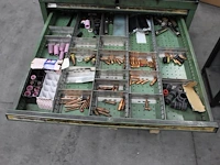 Lasaccessoires, potboren, draadtappers, schuurbanden, etc. in metalen ladekast. afmeting 72 x 73 x 100 cm. - afbeelding 3 van  8