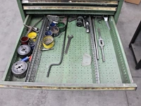 Lasaccessoires, potboren, draadtappers, schuurbanden, etc. in metalen ladekast. afmeting 72 x 73 x 100 cm. - afbeelding 4 van  8